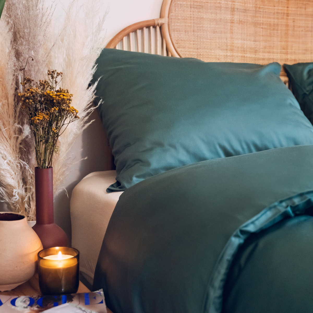 Kerosene satin bed linen made of organic cotton