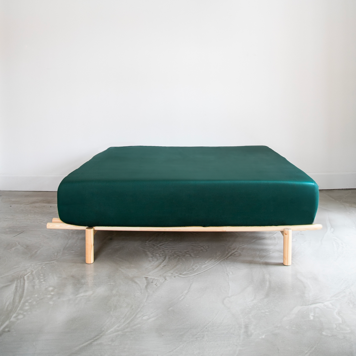 Emerald green organic cotton satin sheet with rubber