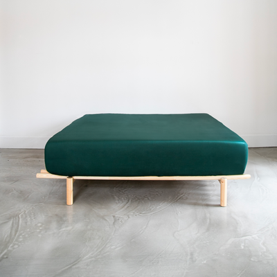 Emerald green organic cotton satin sheet with rubber